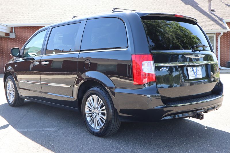 2014 Chrysler Town and Country Photos