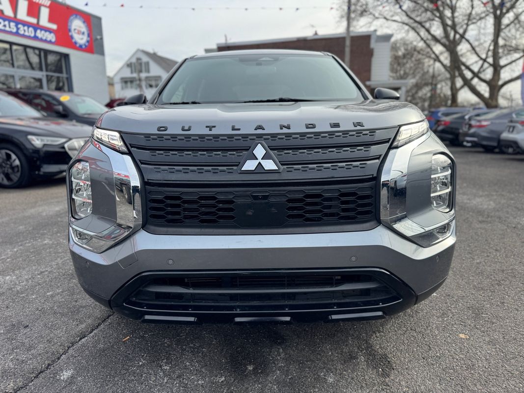 2023 Mitsubishi Outlander SE Black Edition 2WD's photo