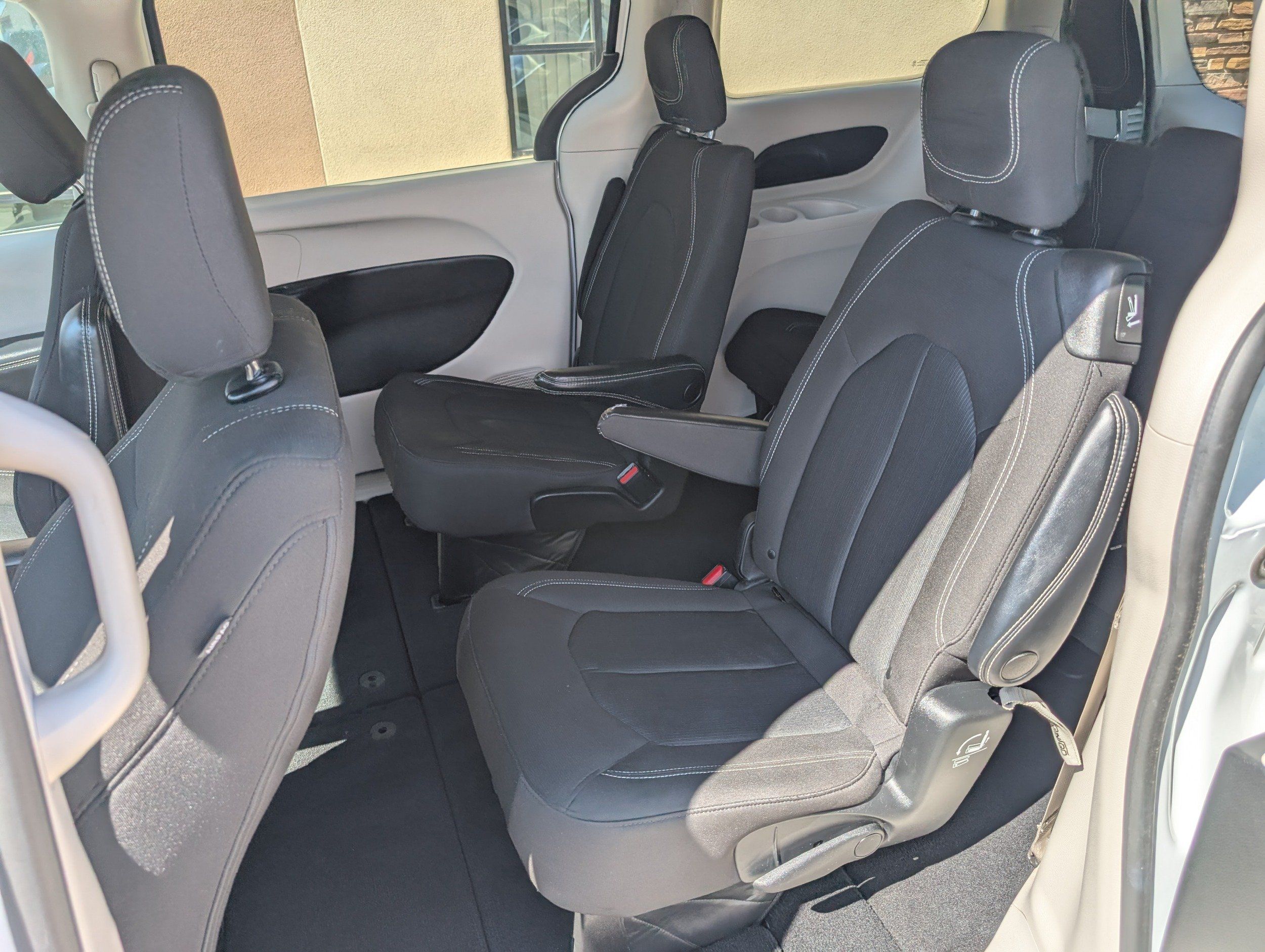 2022 Chrysler Voyager LX - Photo 17
