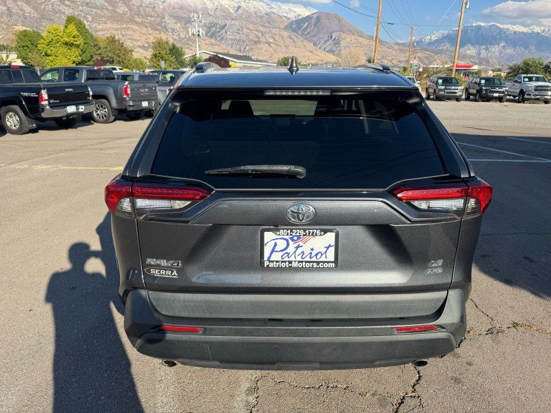2021 Toyota RAV4 LE photo 4