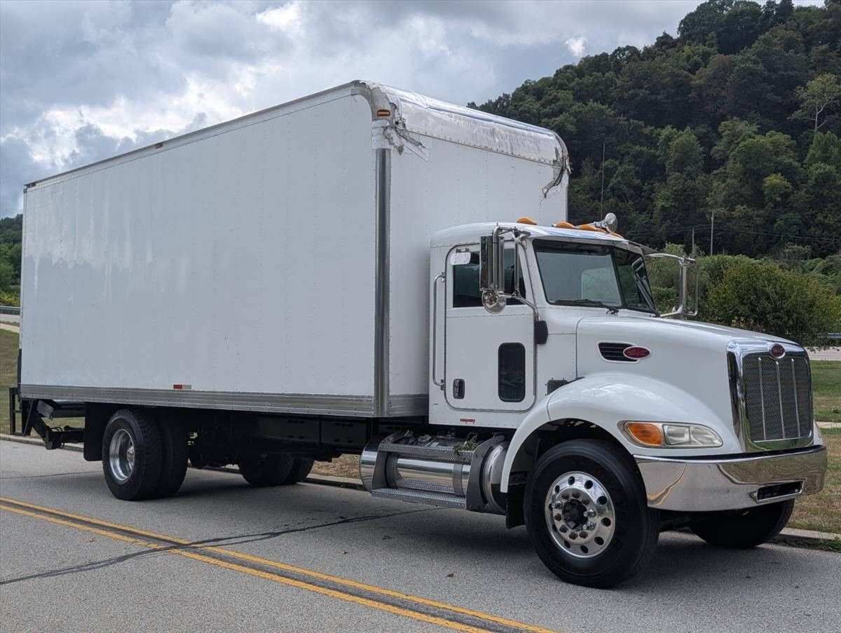 2007 Peterbilt 335 4