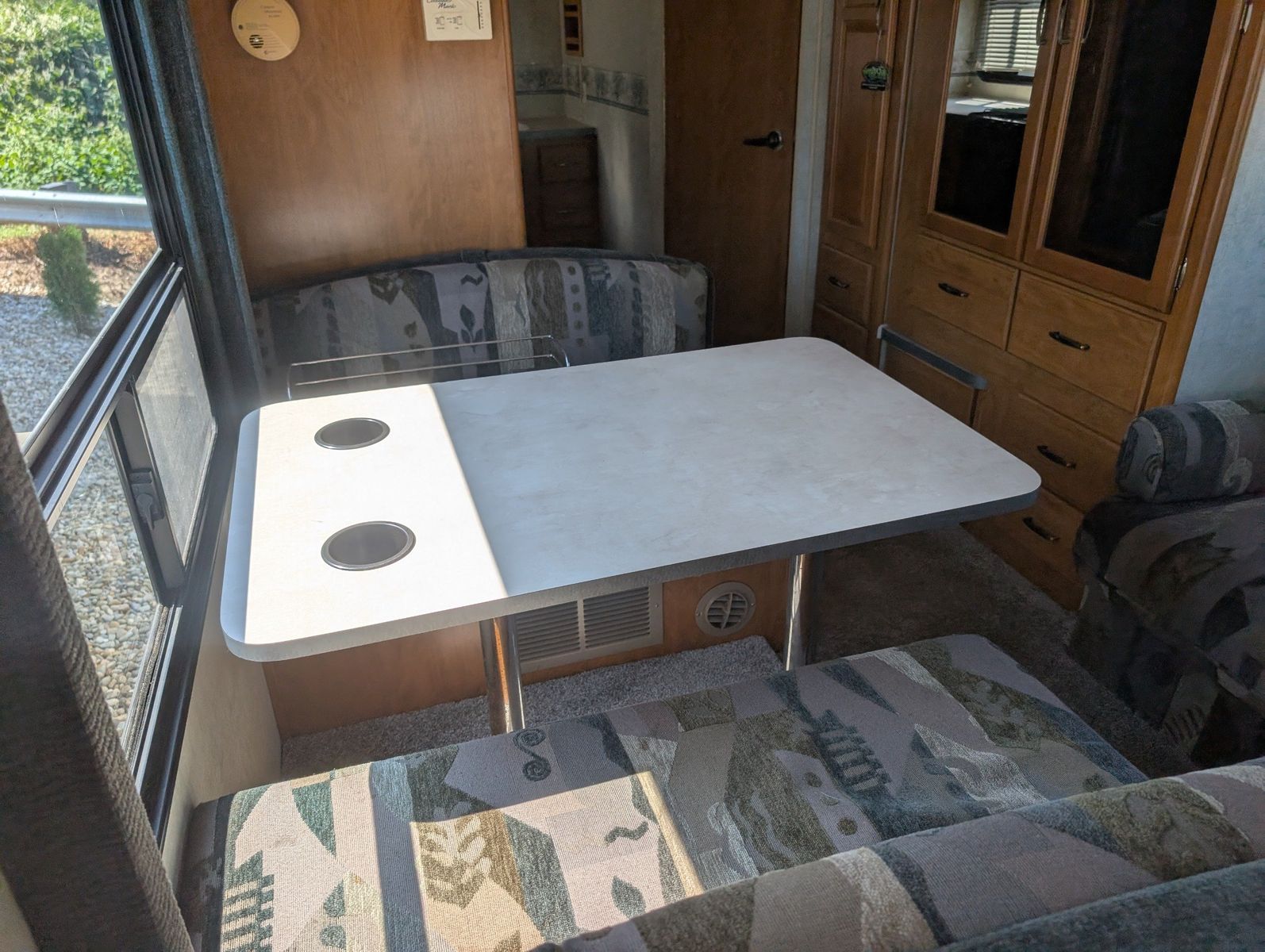 2004 Ford E-Series Chassis 83