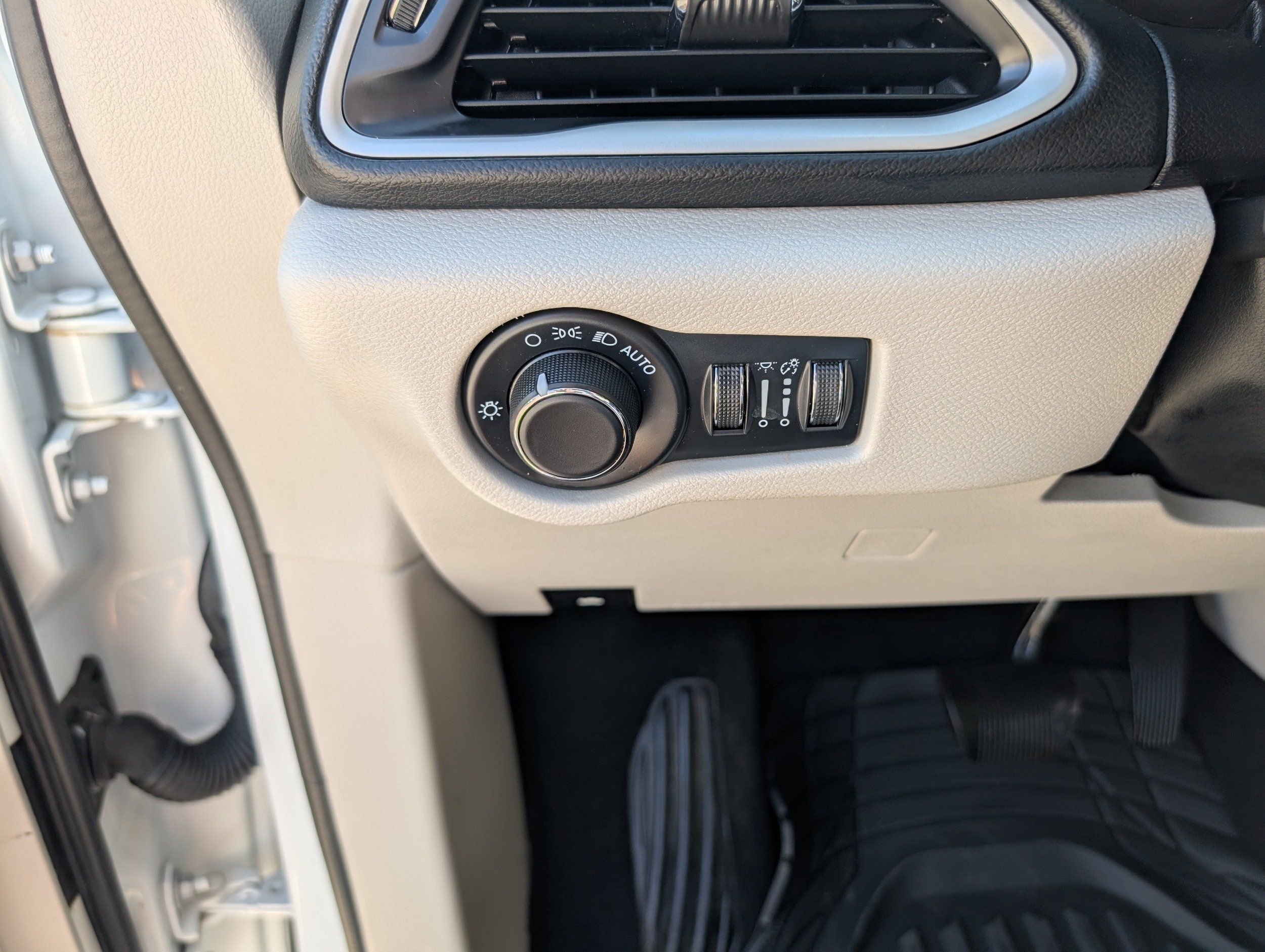 2022 Chrysler Voyager LX - Photo 9