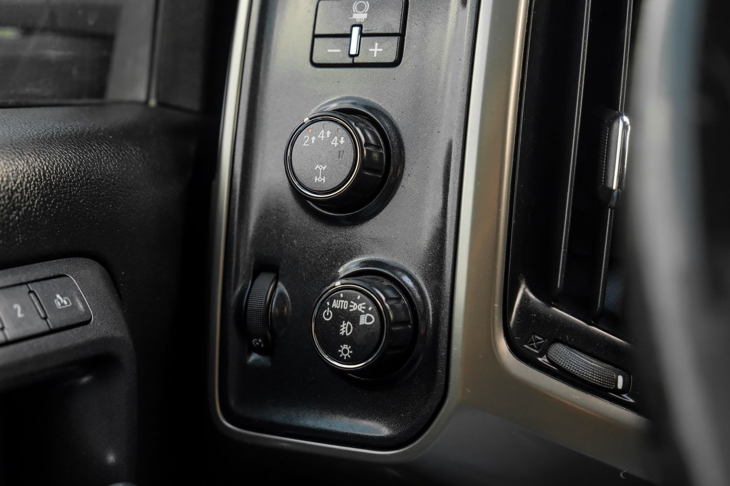2018 Chevrolet Silverado High Country photo 34