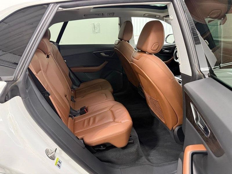 2022 Audi Q8 quattro Premium 55 TFSI | Select Auto