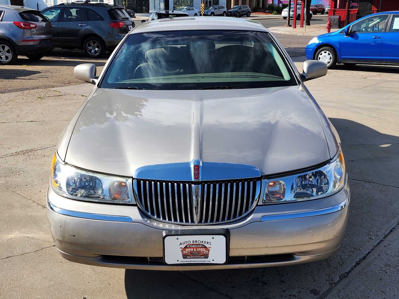 2002 Lincoln Town Car Signature photo 2