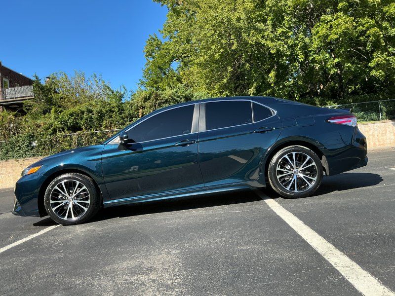2020 Toyota Camry Azul Sedán Tracción delantera 8 velocidades Automática