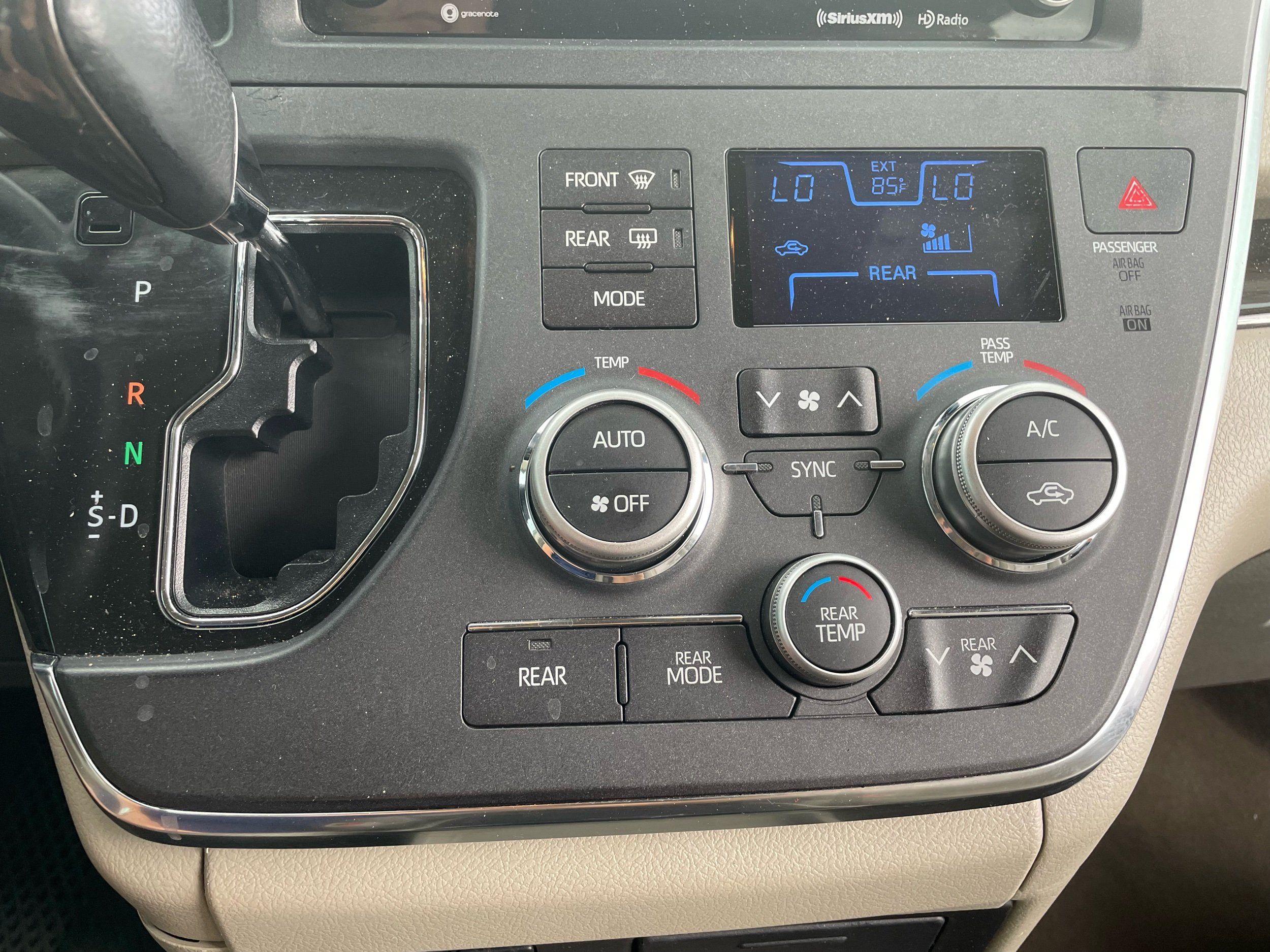 2019 Toyota Sienna XLE Premium photo 28