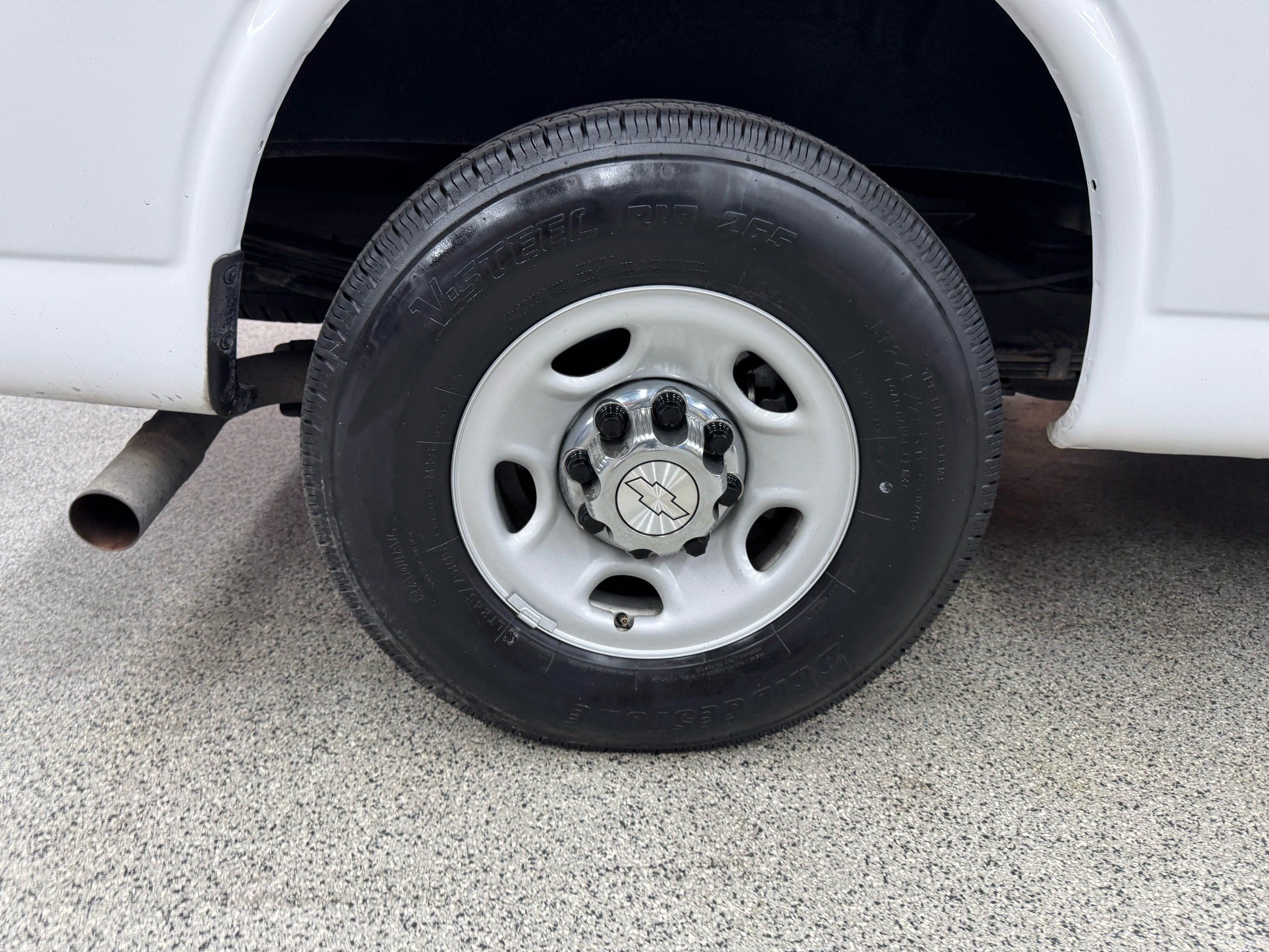 2017 Chevrolet Express Passenger LS - Photo 26