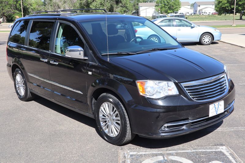 2014 Chrysler Town and Country Photos