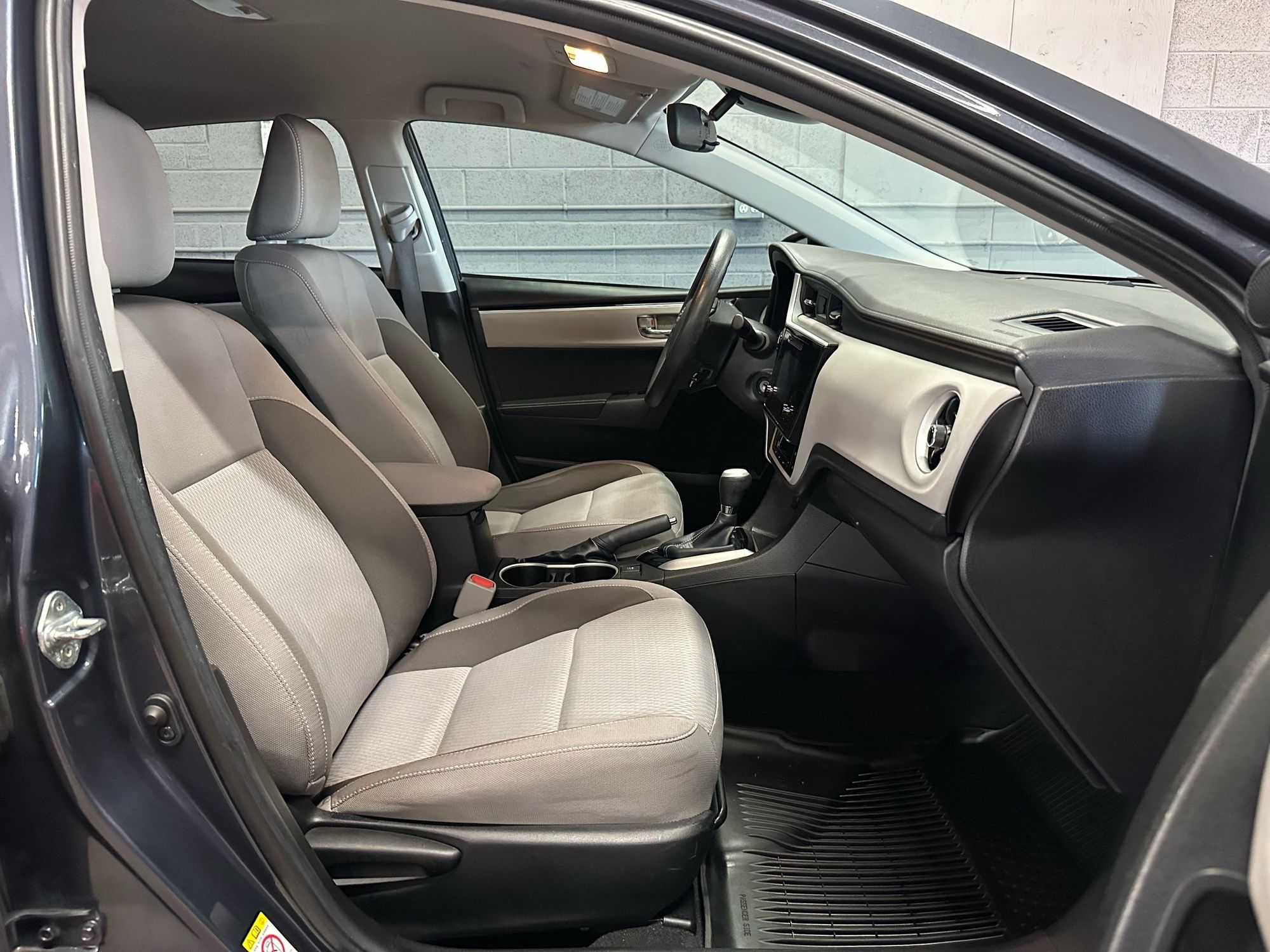 2018 Toyota Corolla LE photo 24