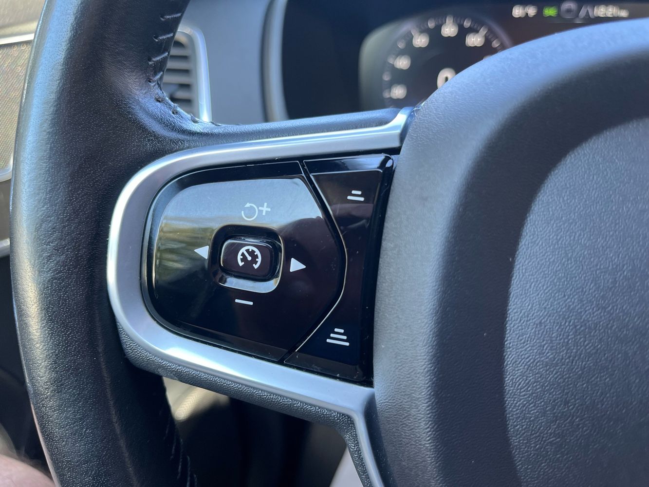 2020 Volvo XC90 T5 Momentum photo 14