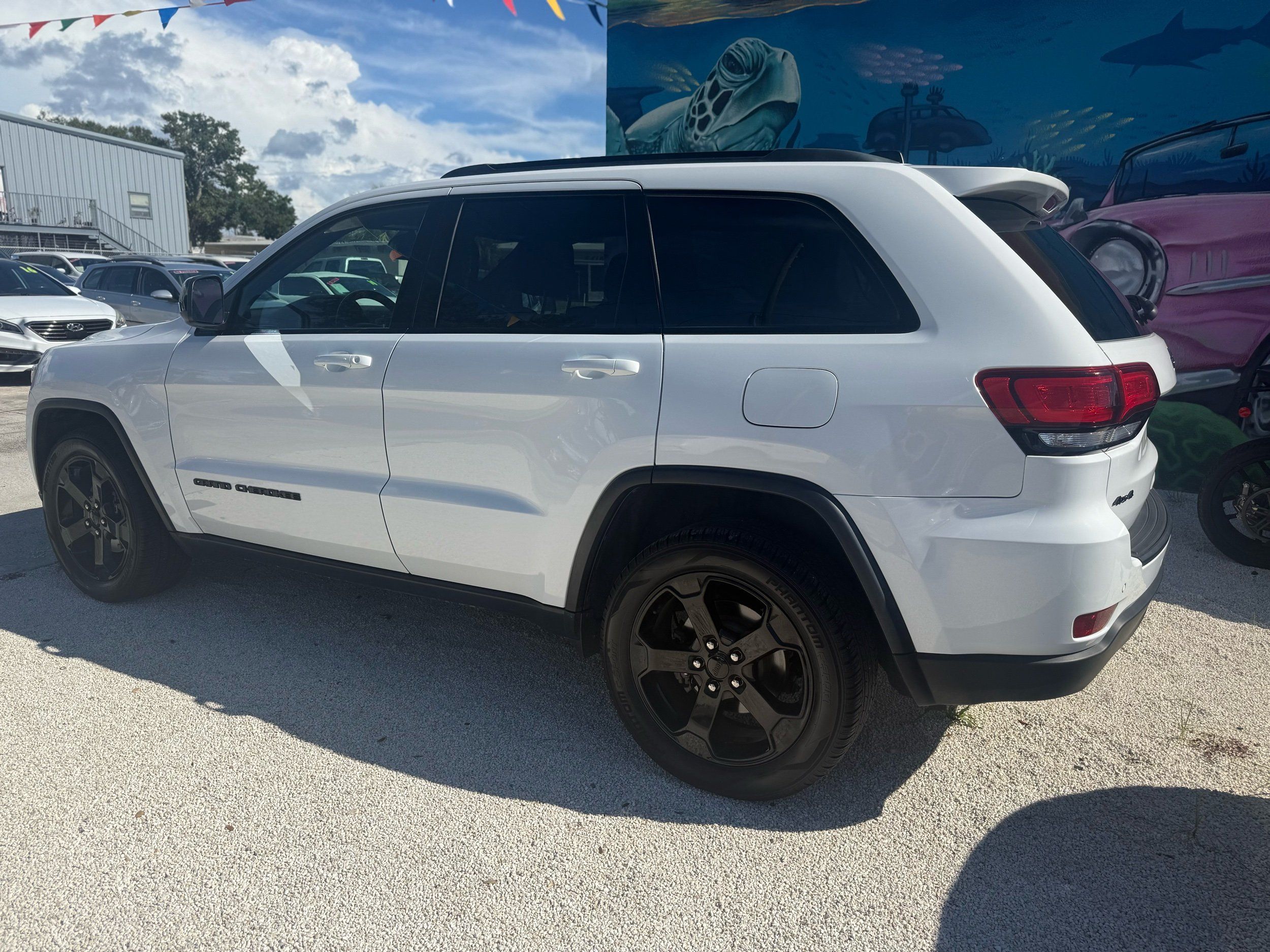 2019 Jeep Grand Cherokee Laredo photo 2