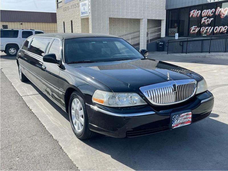 2003 Lincoln Town Car Executive w/Limousine Pkg | Kissner Motors