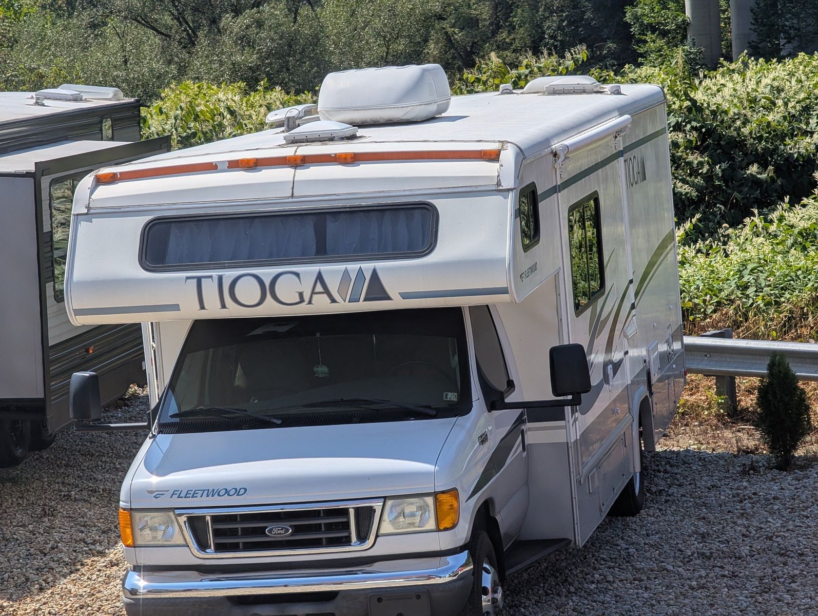 2004 Ford E-Series Chassis 122