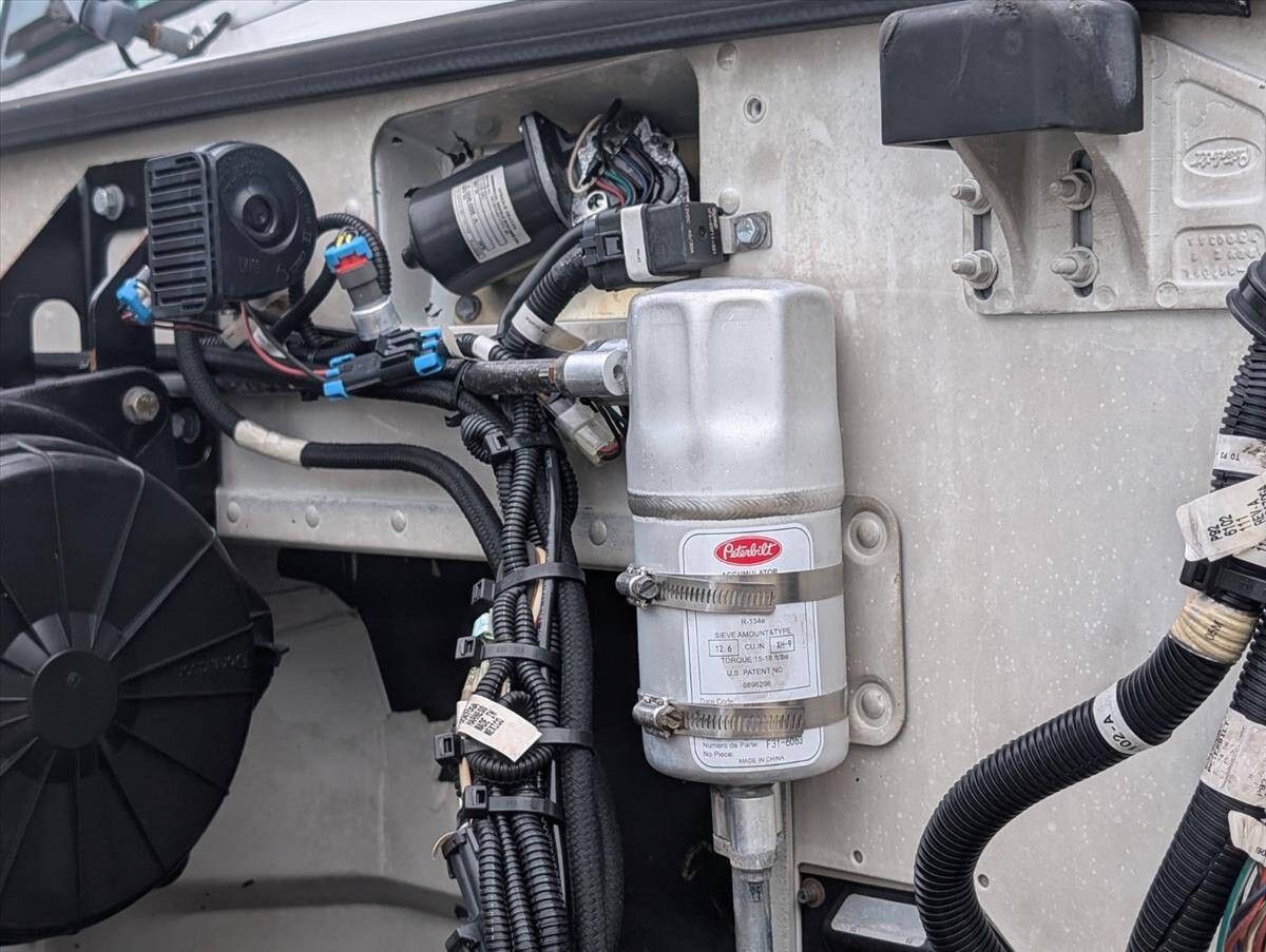 2007 Peterbilt 335 77