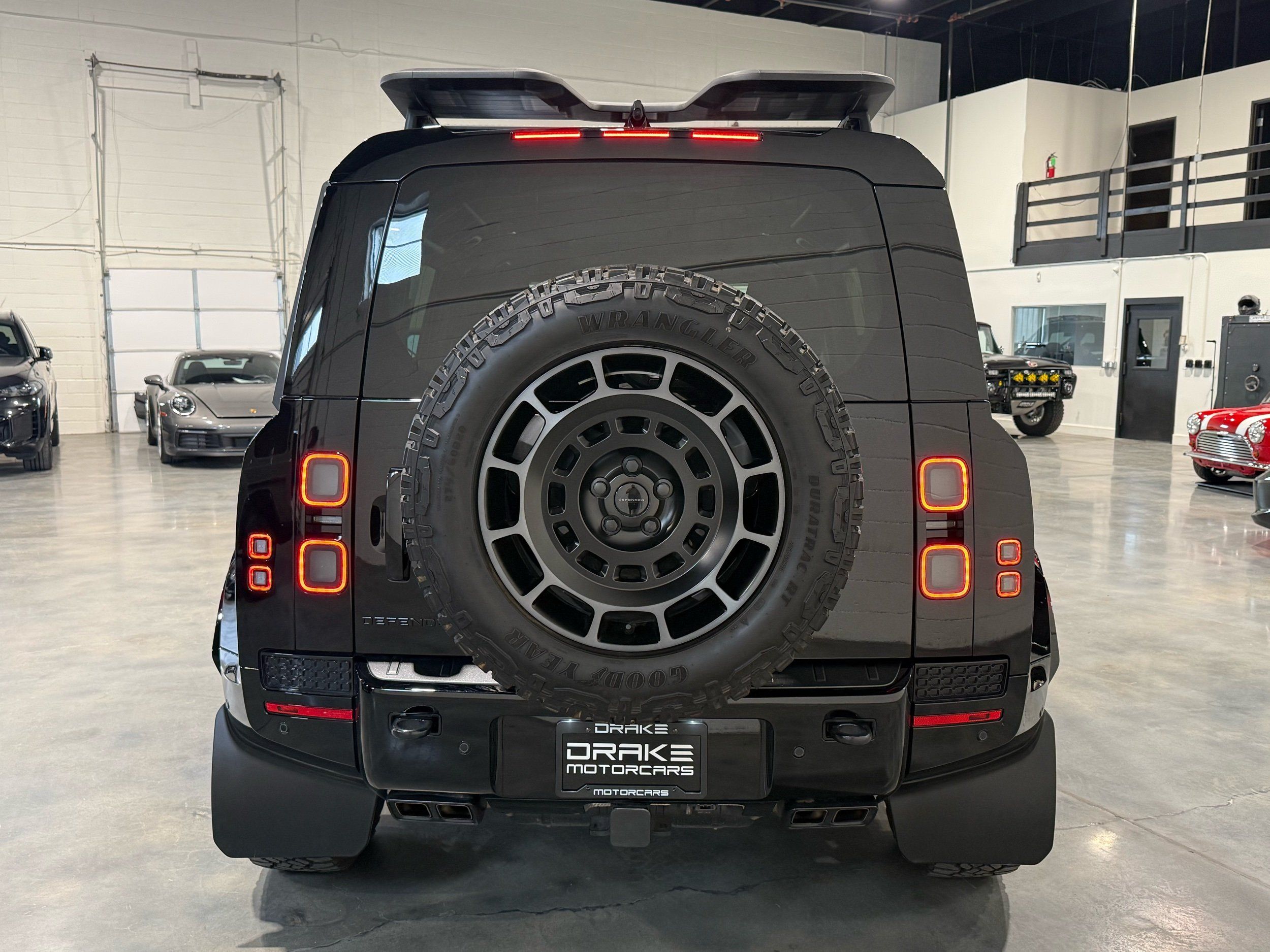 2026 Land Rover Defender P635 OCTA Black, photo 4
