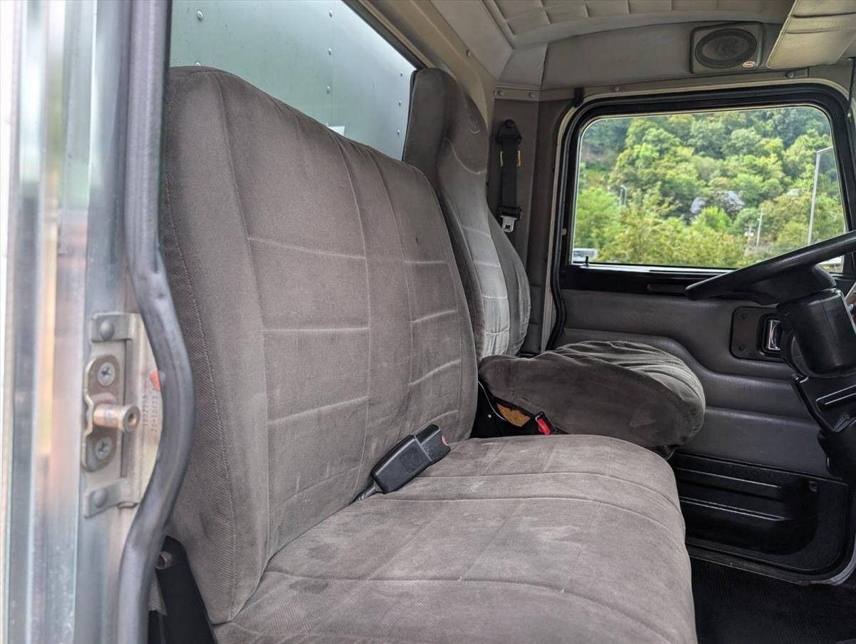 2007 Peterbilt 335 39