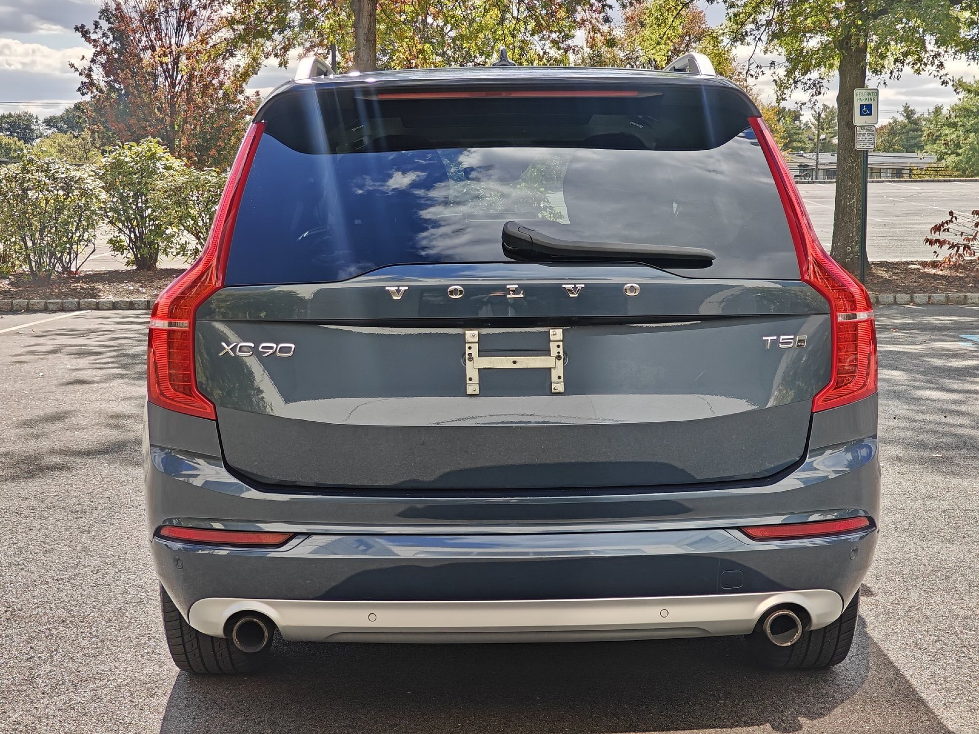 2018 Volvo XC90 T5 Momentum photo 3
