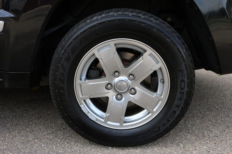 2006 Jeep Grand Cherokee Overland | Victory Motors of Colorado