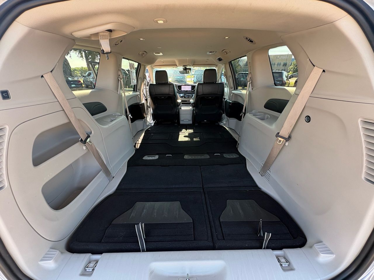 2024 Chrysler Pacifica Touring L - Photo 32