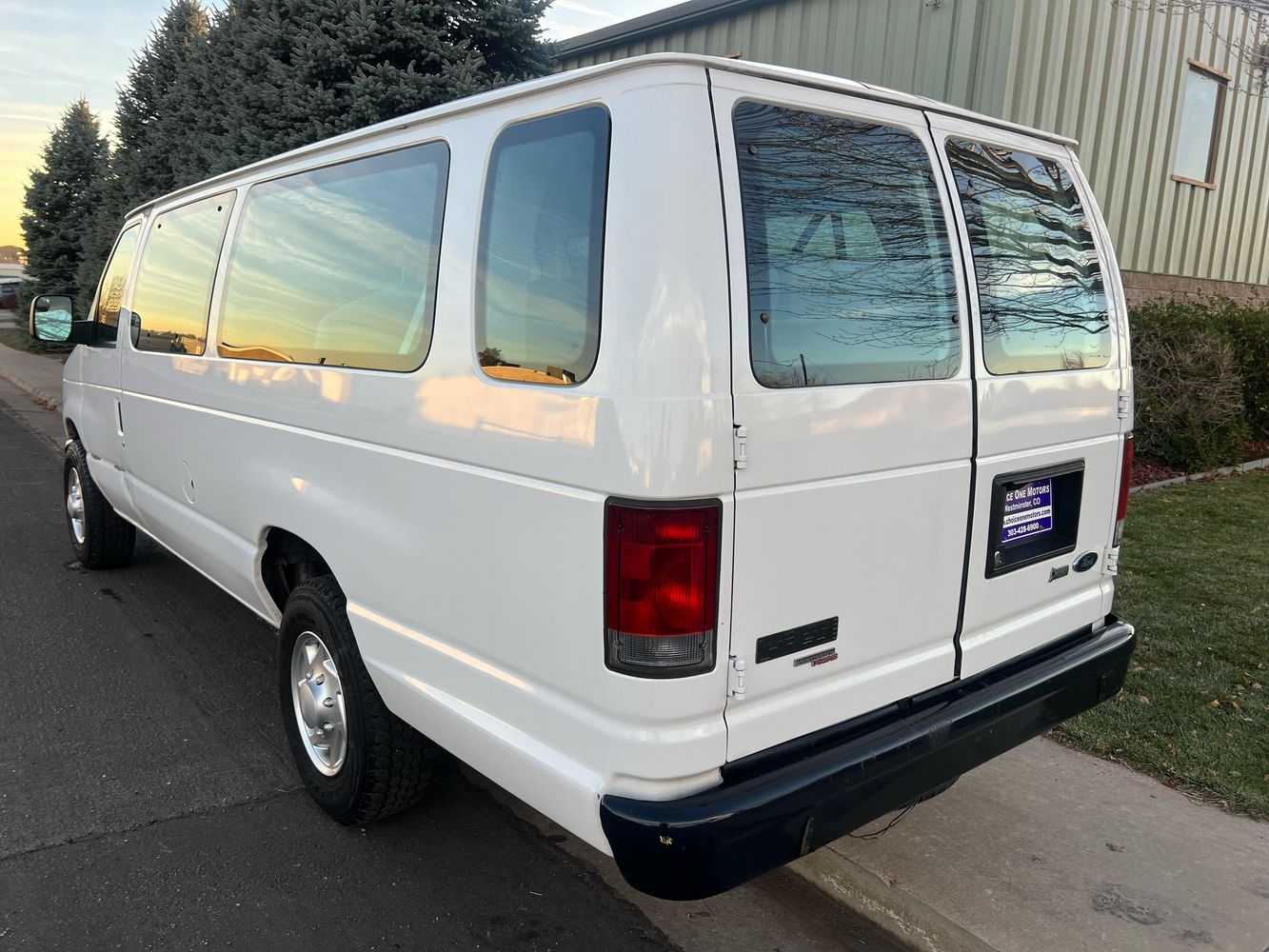 2010 Ford E-Series Econoline Wagon XLT photo 3