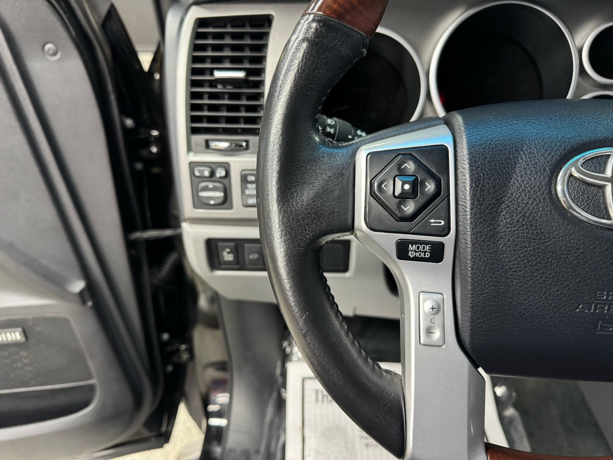 2017 Toyota Sequoia Platinum photo 28