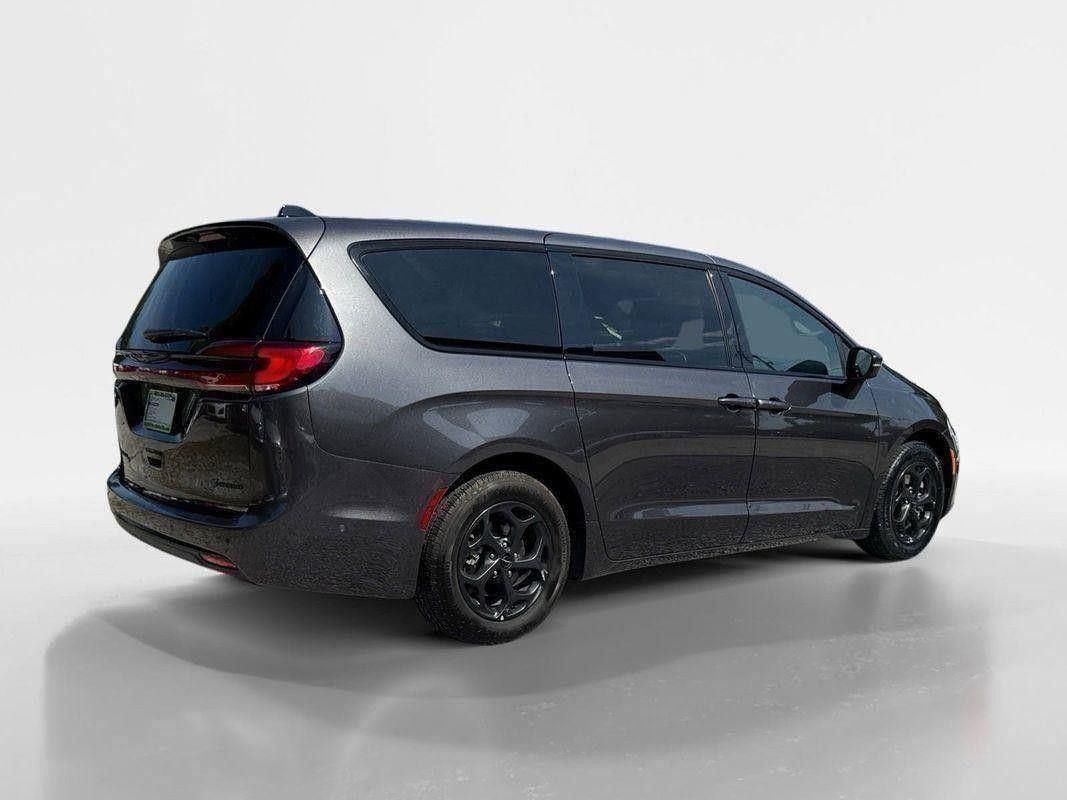 2023 Chrysler Pacifica Hybrid Touring L photo 5