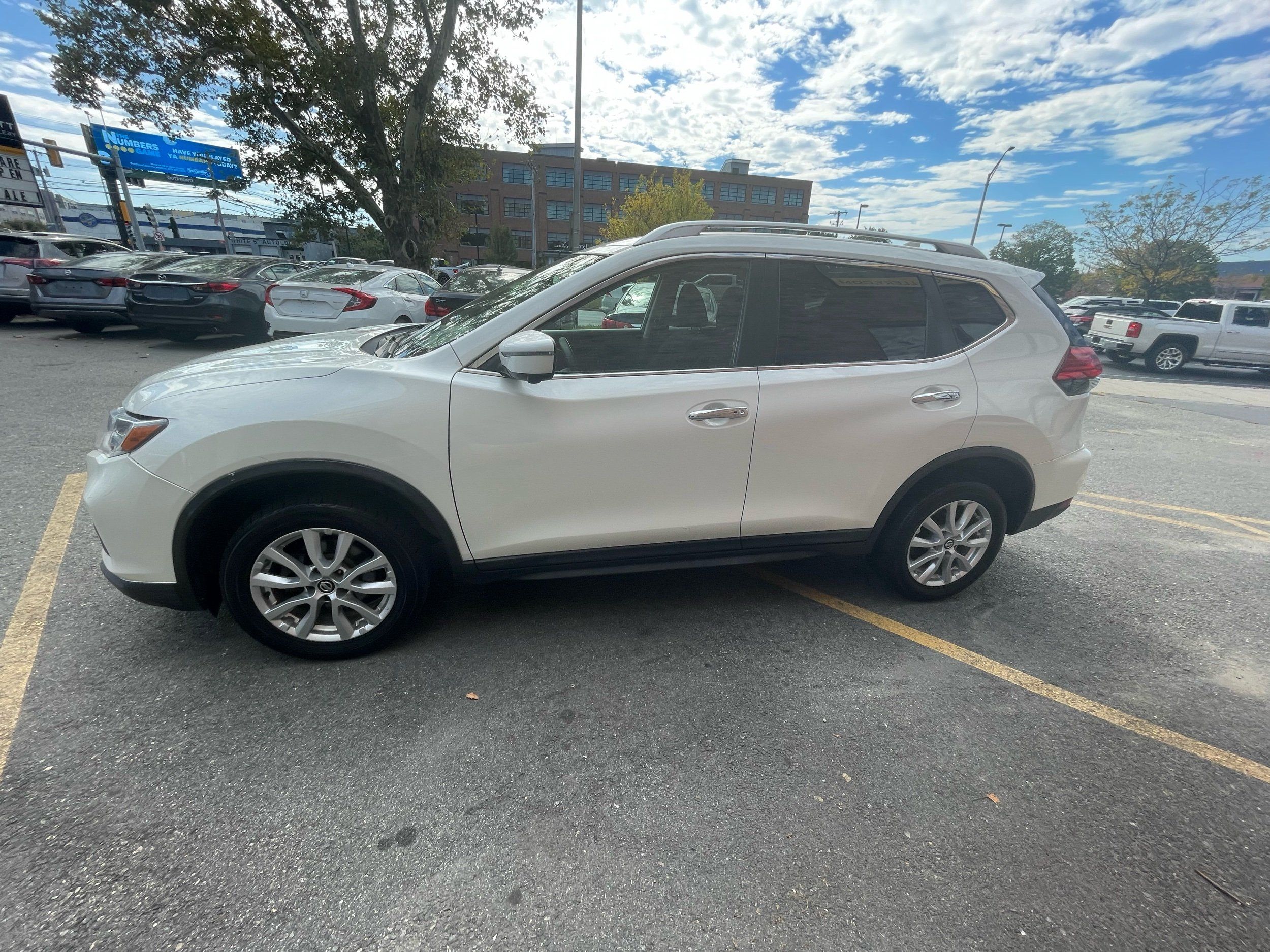 2017 Nissan Rogue SV photo 4