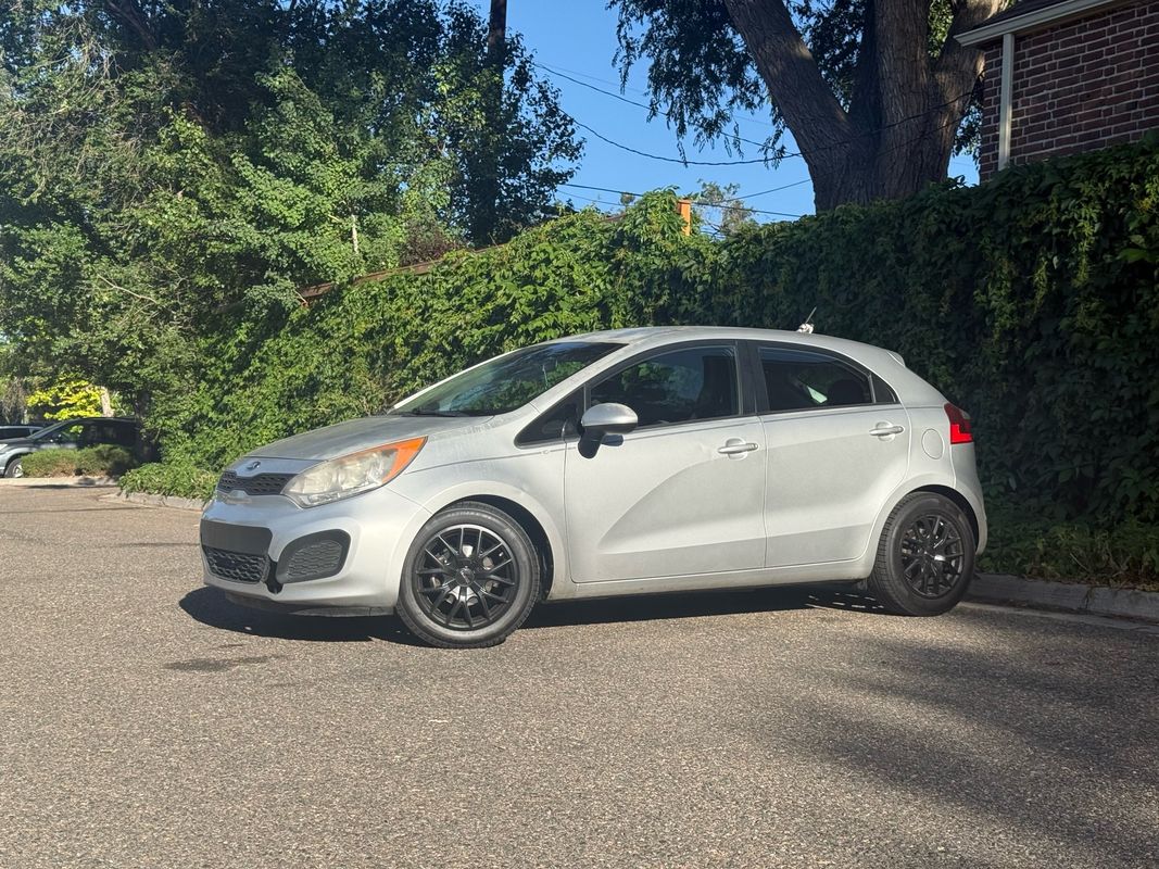 2015 Kia Rio5 LX Hatchback Front-Wheel Drive 6-Speed Manual