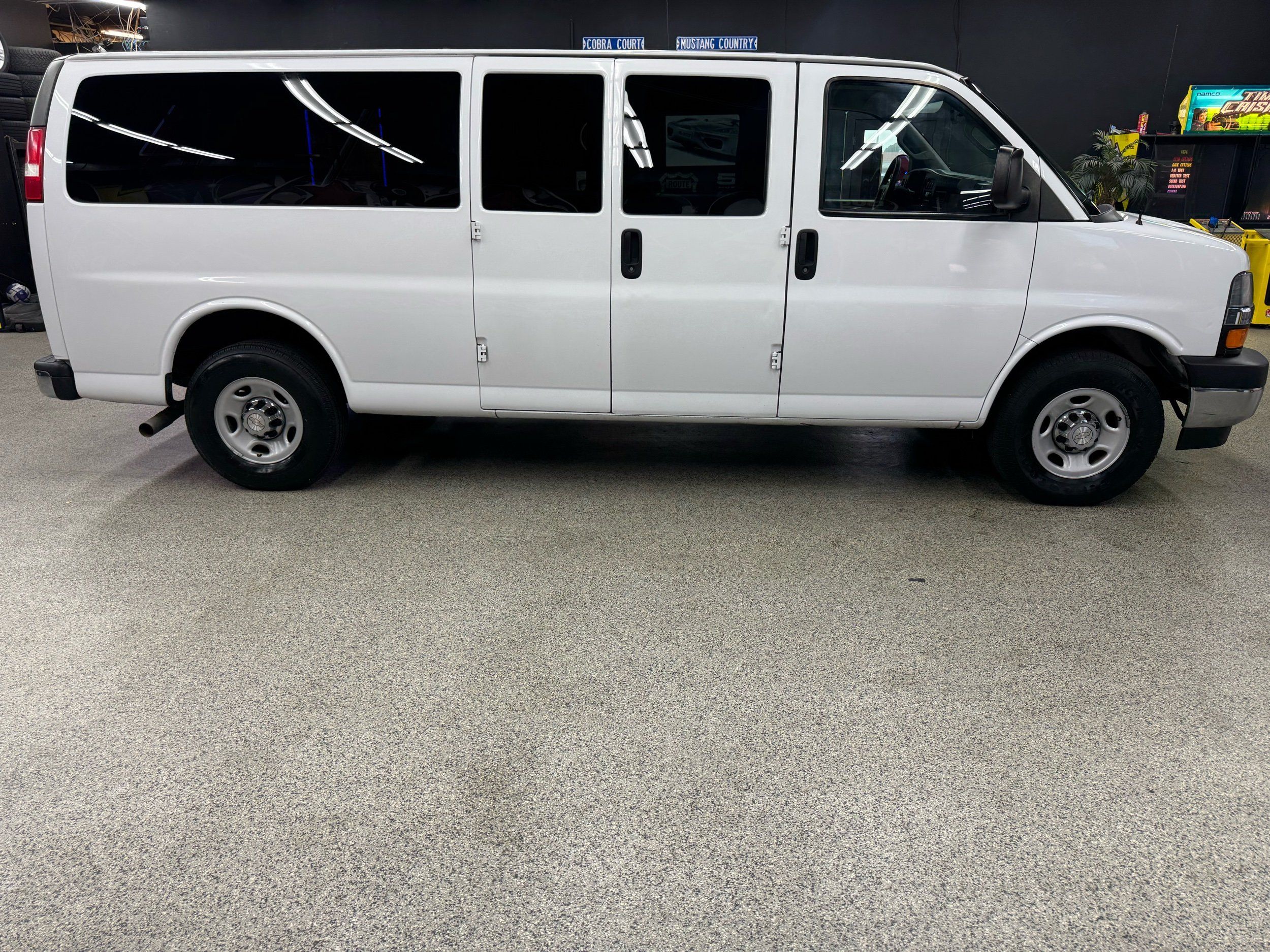 2017 Chevrolet Express Passenger LS - Photo 6