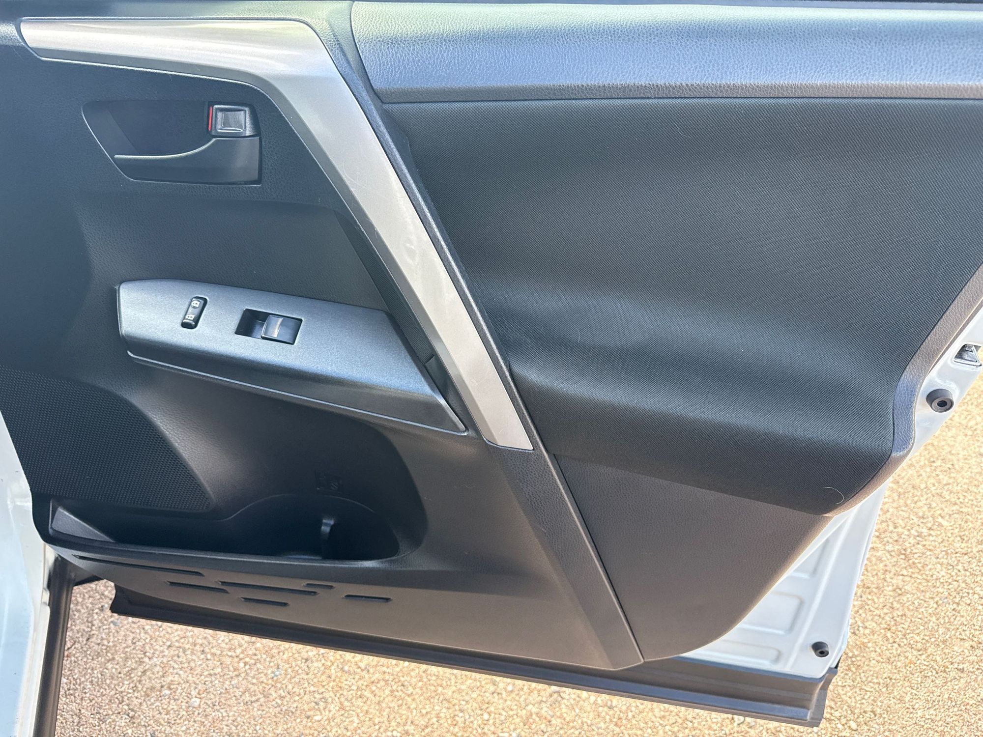 2018 Toyota RAV4 LE photo 17
