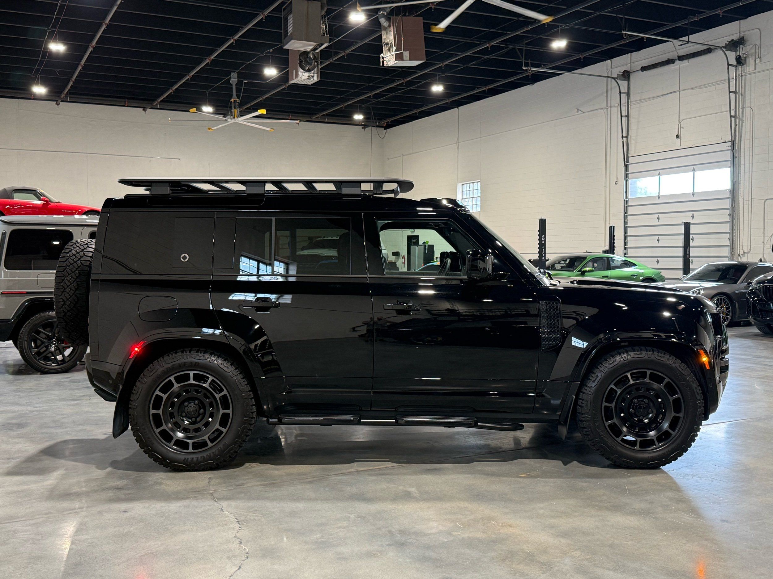 2026 Land Rover Defender P635 OCTA Black, photo 6
