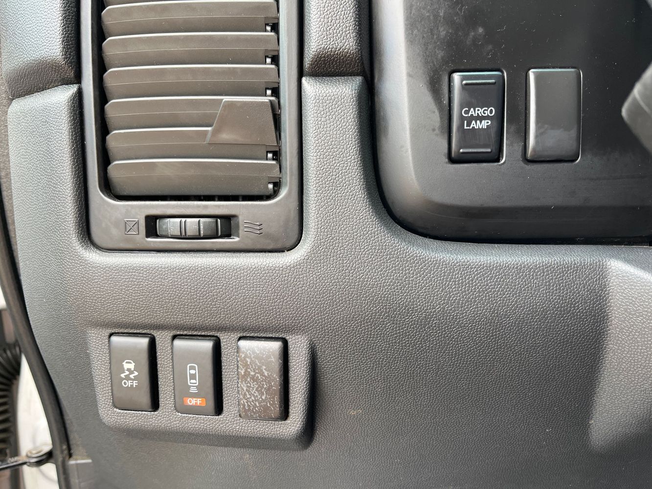 2014 Nissan Titan SV photo 18
