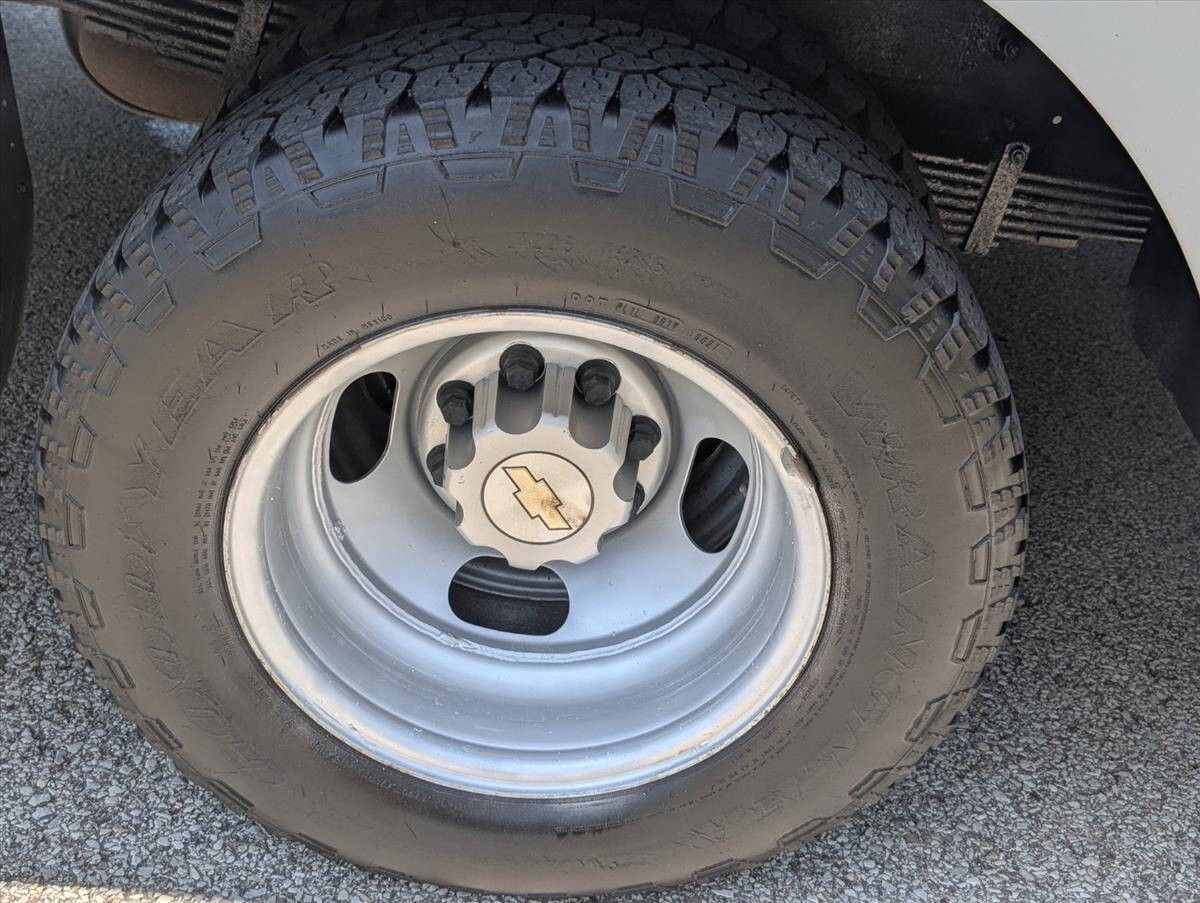 2008 Chevrolet Express Cutaway 35