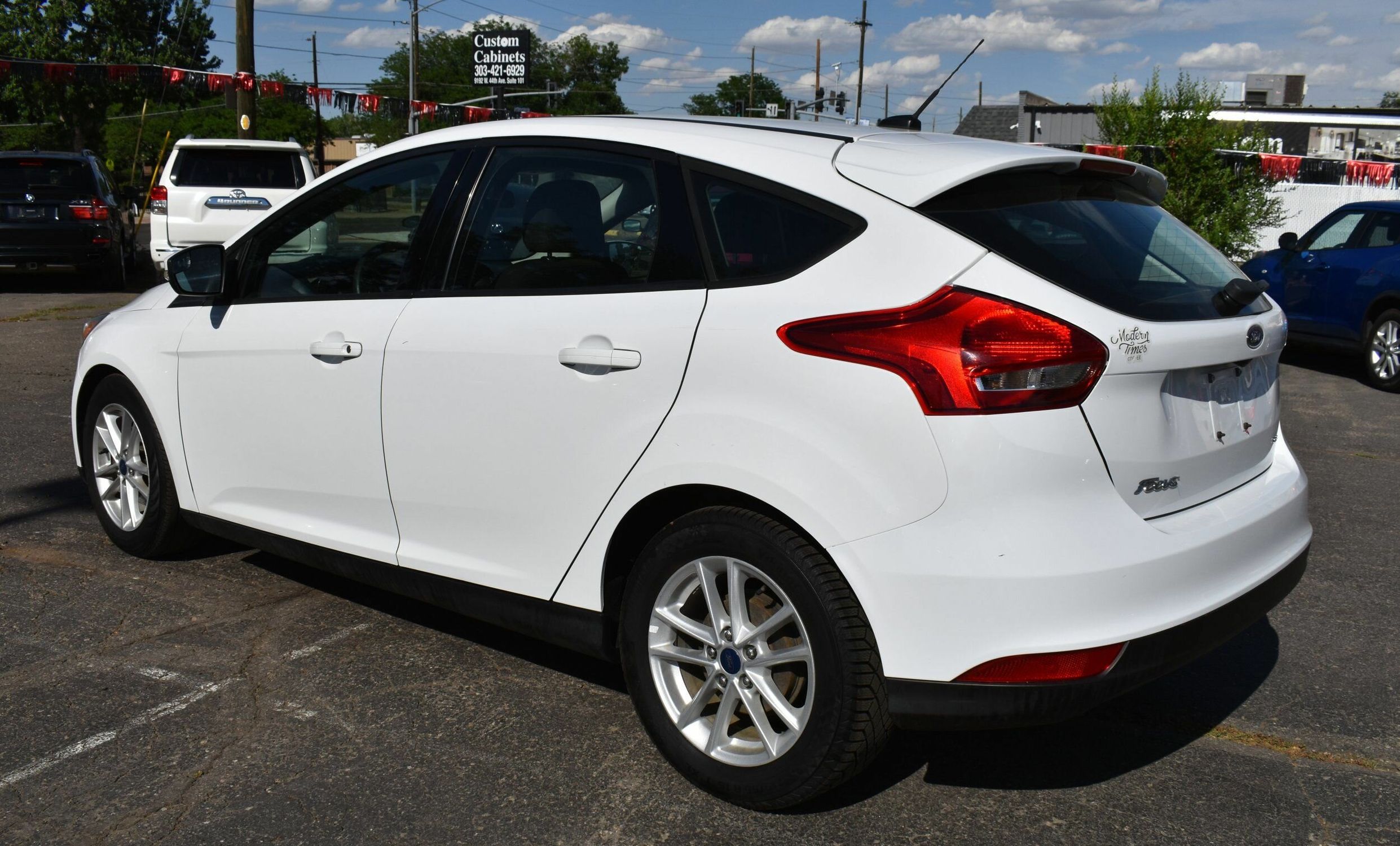 2017 Ford Focus SE photo 2