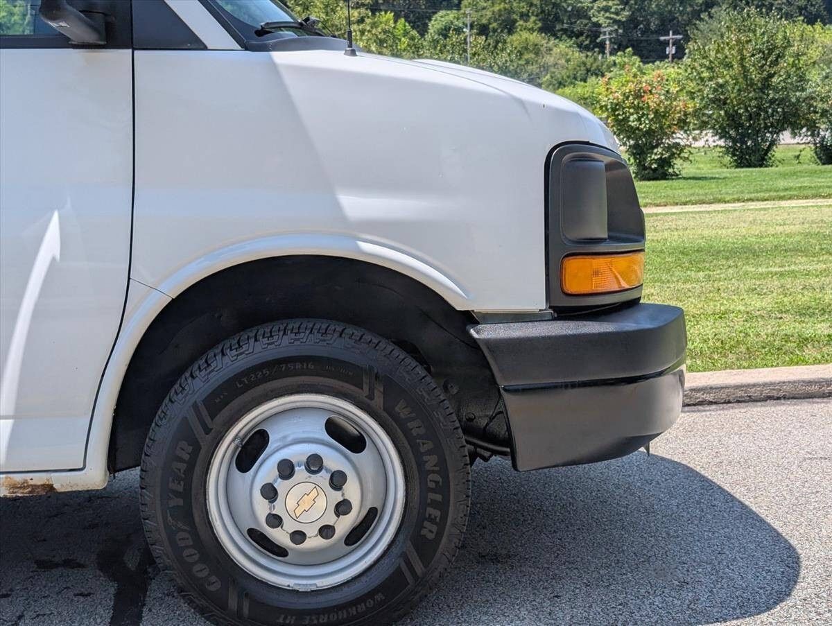 2008 Chevrolet Express Cutaway 17