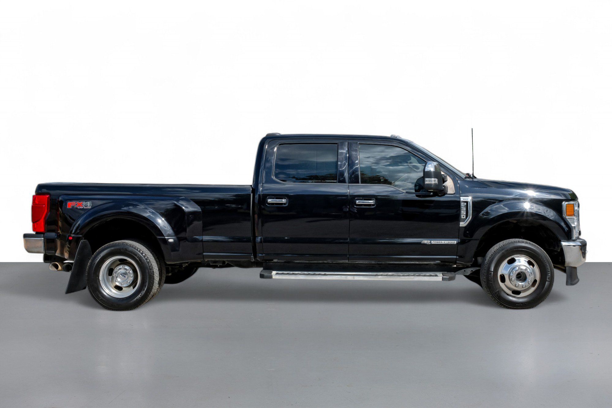 2022 Ford F-350 XLT photo 3