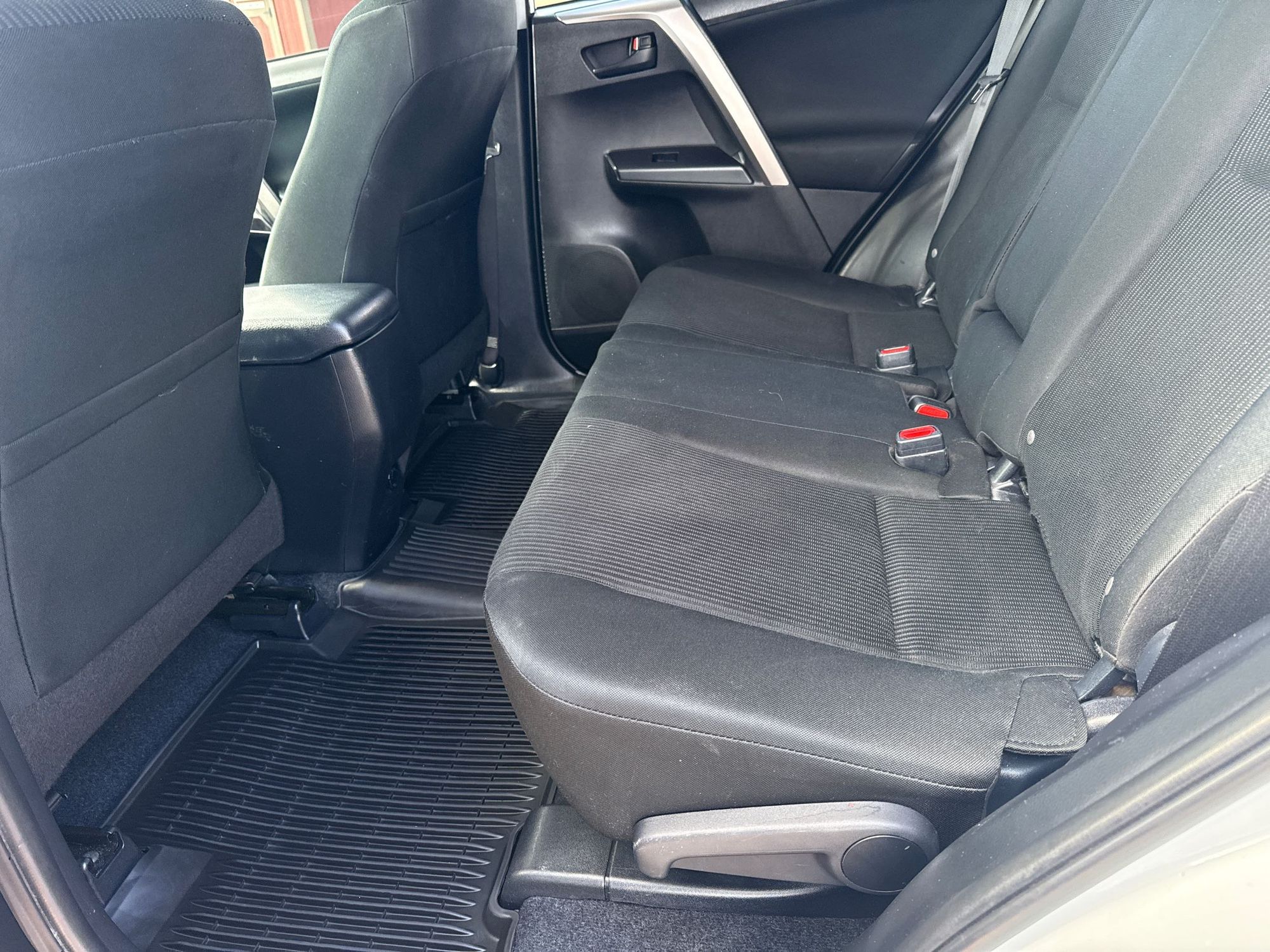 2018 Toyota RAV4 LE photo 11