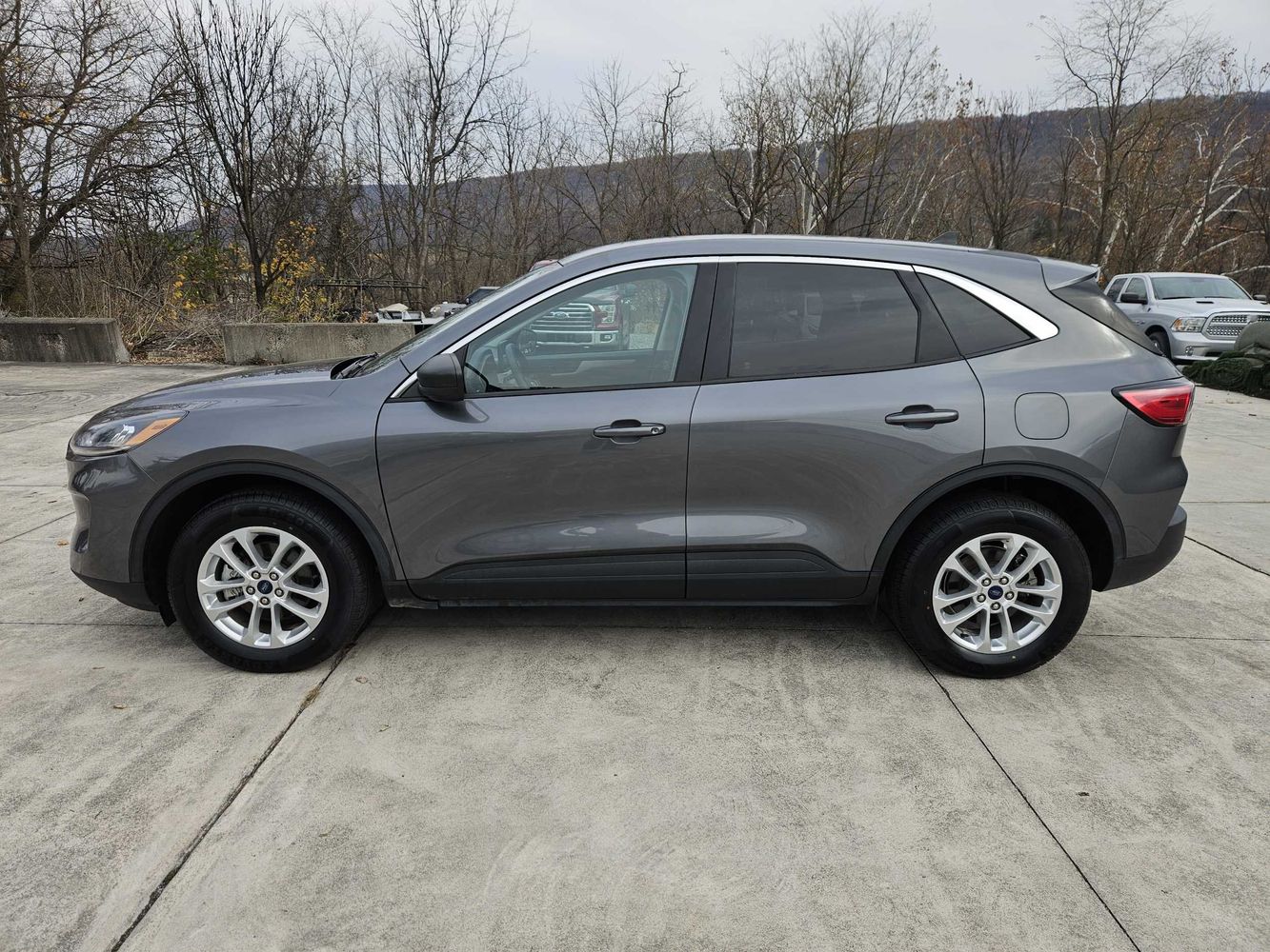 2022 Ford Escape SE Hybrid photo 2