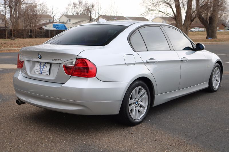 2006 BMW 325i Photos