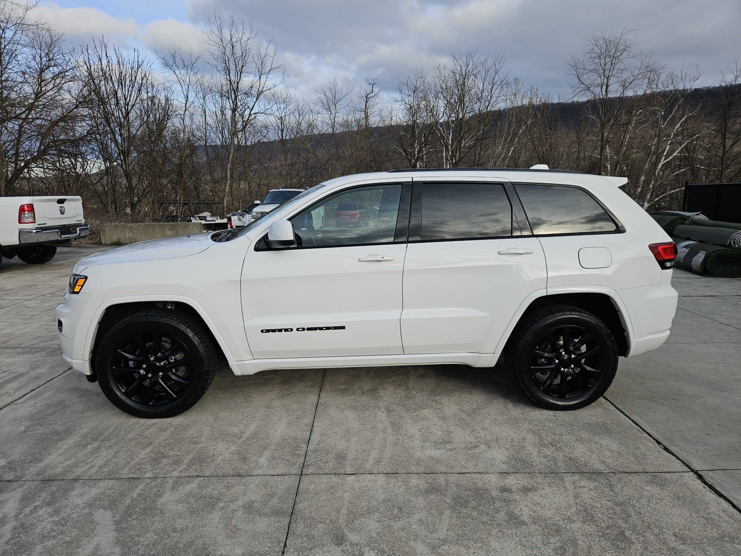 2020 Jeep Grand Cherokee Altitude photo 2