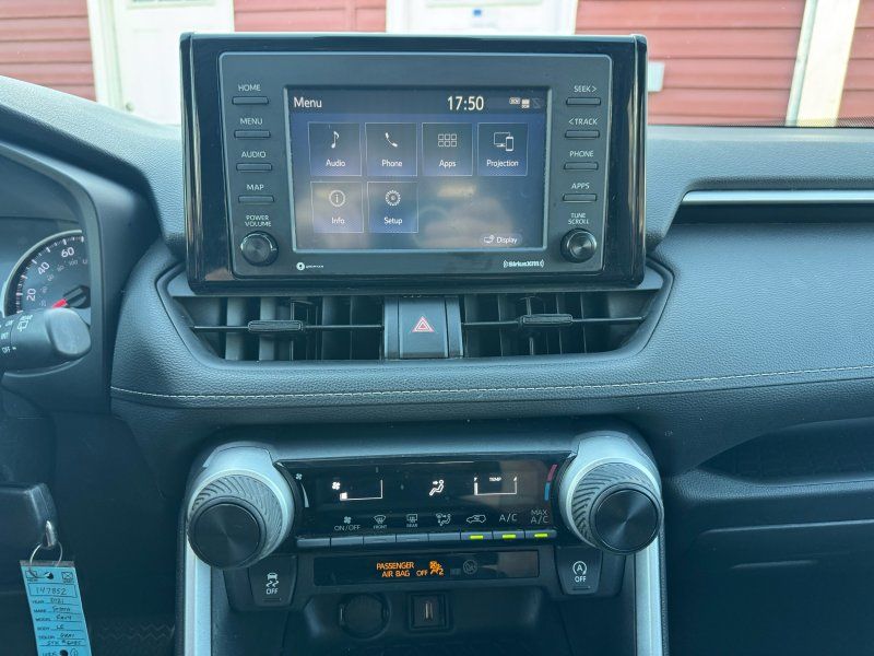 2021 Toyota RAV4 LE photo 17