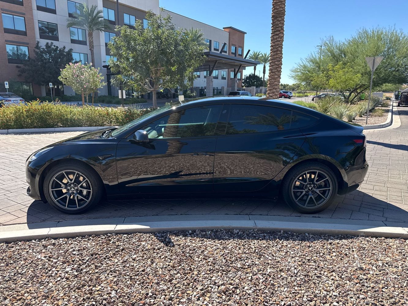 2021 Tesla Model 3 Standard Range Plus photo 5