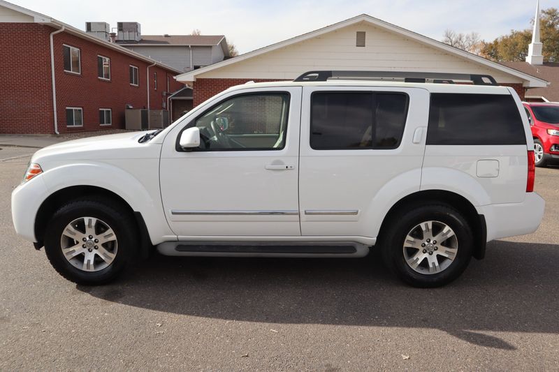 2011 Nissan Pathfinder Photos