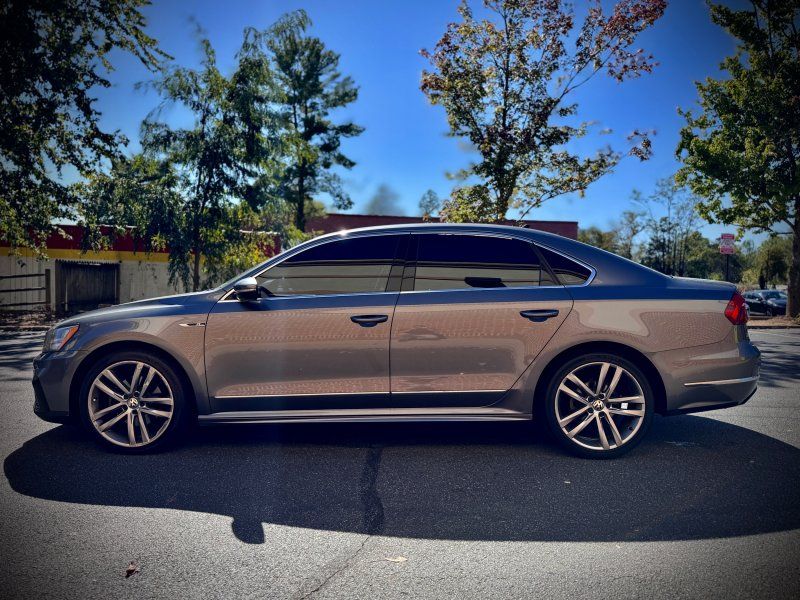 2017 Volkswagen Passat R-Line photo 3
