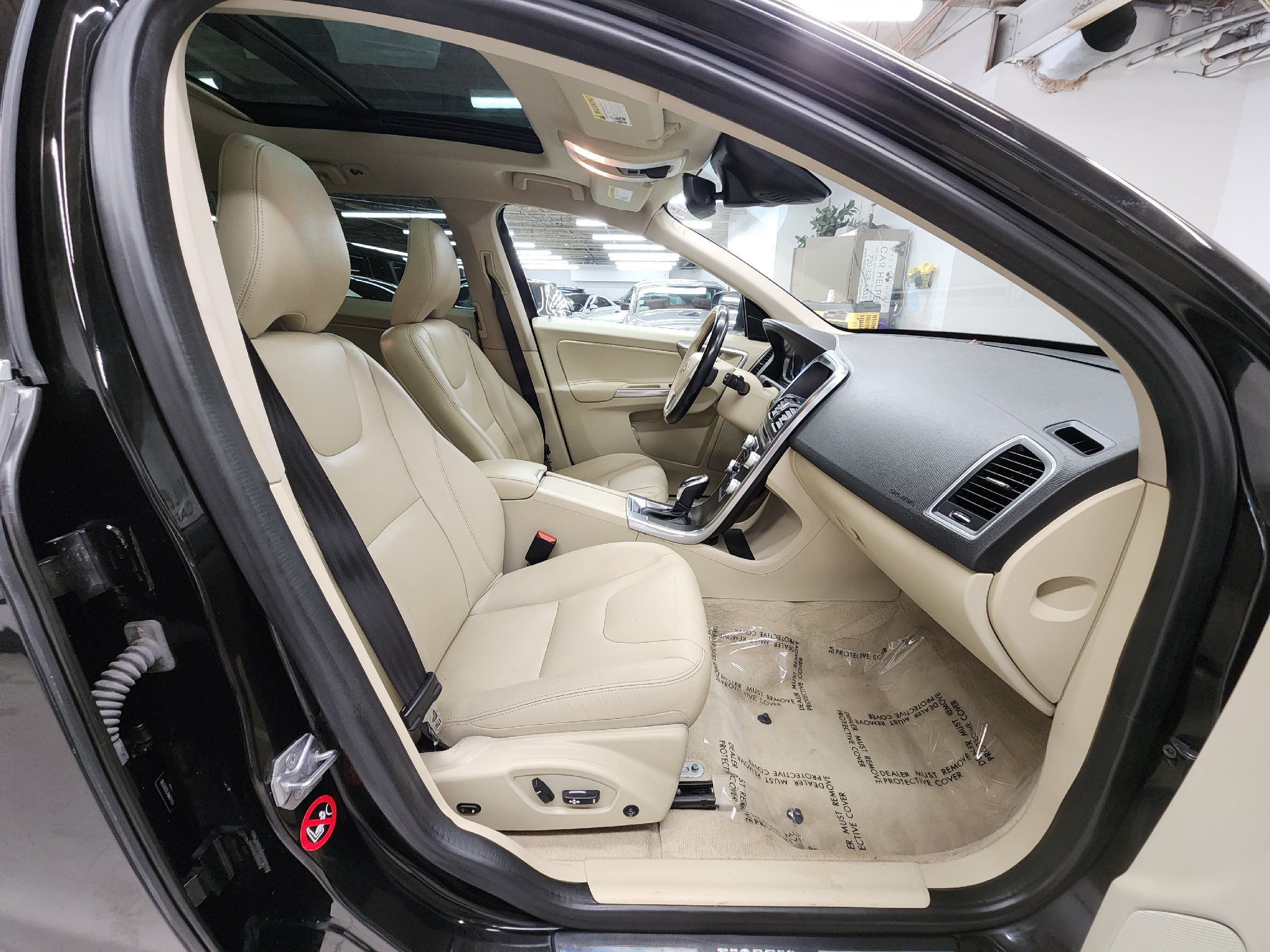 2016 Volvo XC60 T6 Drive-E photo 15