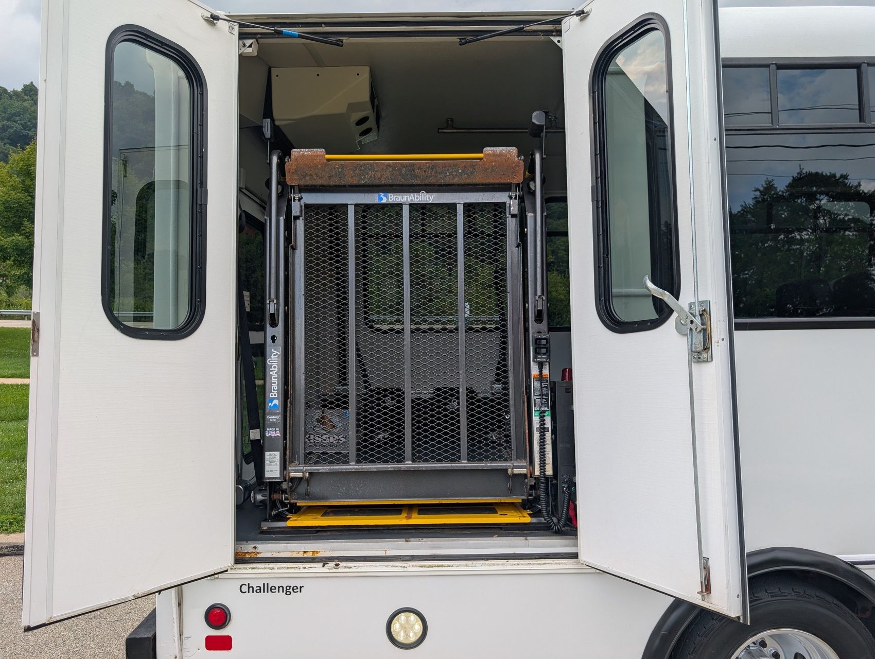 2016 Ford E-350 31