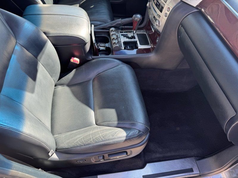 2013 Lexus LX 570 Luxury photo 23