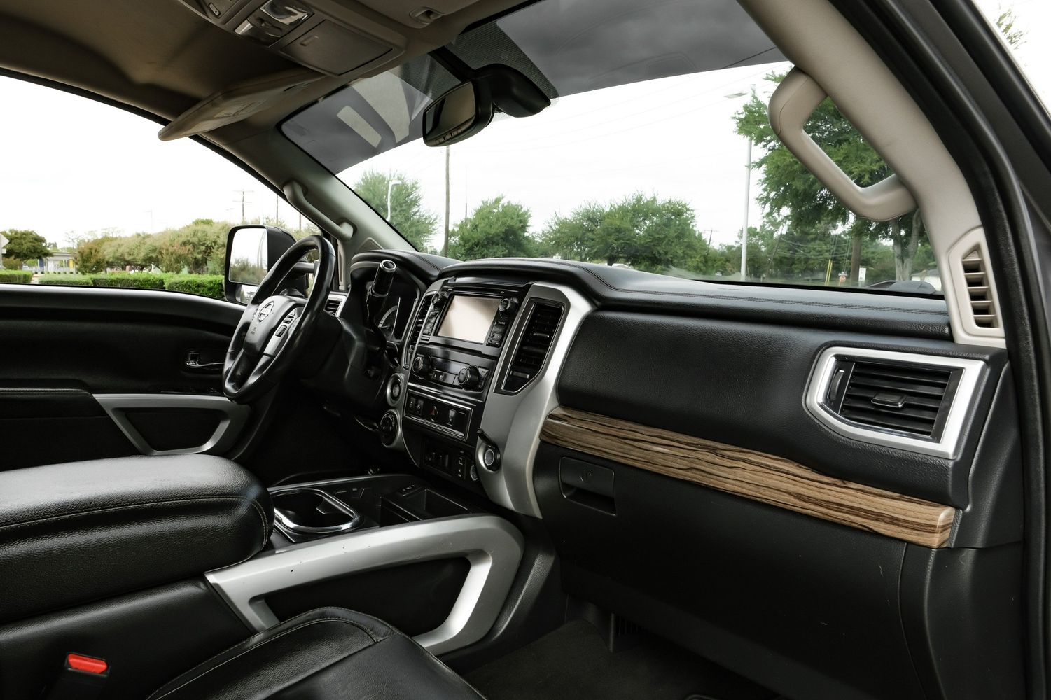 2017 Nissan Titan SL photo 17